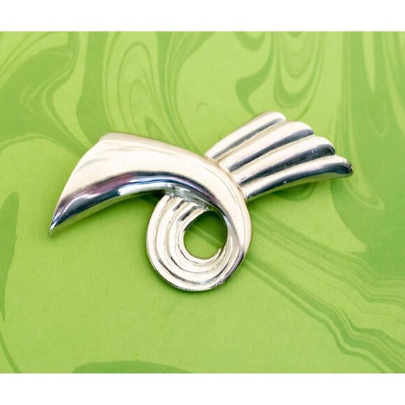 Vintage Simple Curled Ribbon Silver Tone Brooch - W15 - Picture 1 of 2